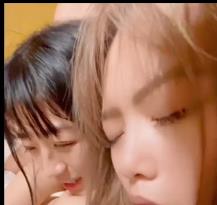 FansOne精选网红倪娜Nina组队闺蜜男女四人游自拍，时长11分，汉堡用嘴车灯下载