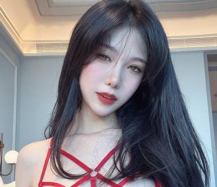 网红美女抖娘利世定制红色视频，高颜值身材适合土豪