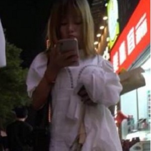 近距离观赏旗袍美女的小嘴变化