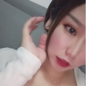 美女素颜露脸，各种表情自然流畅