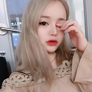 火辣熟女Anlizhaomio的私人作品：红色服装下的性感诱惑力！