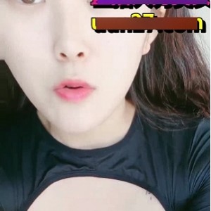 根据提供的内容，可能的商品标题如下：1.99年高颜值妹子小管擦某处视频1V2.3GB百度云2.rou tun小妹高颜值妹子小管擦某处视频1V2.3GB百度云3.