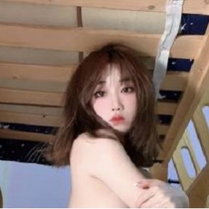 希希小姐姐姐：颜值女大学生的婴儿肥魅力