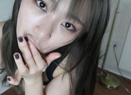 网红安雪儿口吐芬芳：网红女主安雪儿展示技术，表情游戏，吐云吐雾，口吐莲花