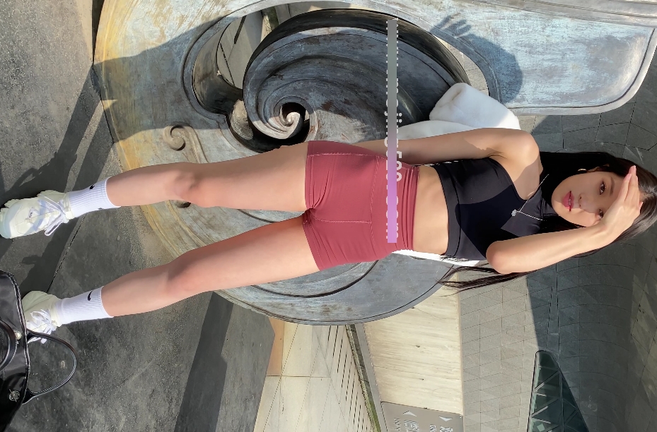 紧身短裤：美女穿着紧身短裤展示翘臀和长腿的视频