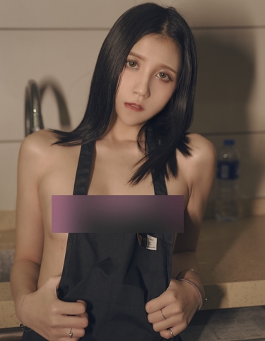 Cazi姬纪115张写真：细腻颜值、身材粉嫩、手感细腻，1.02G七套精选照片