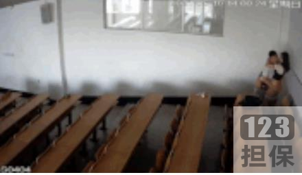 《学生情侣的爱情故事：从校园恋情到恋爱冲动》