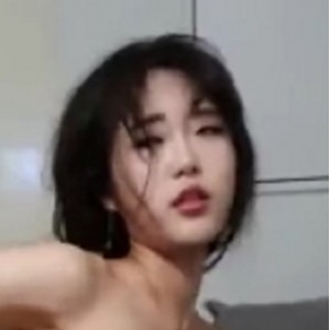 白衣少女：00后乖学生的家庭生活