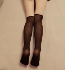 私人玩物未散播作品：黑丝服装技巧分享与大车灯收藏