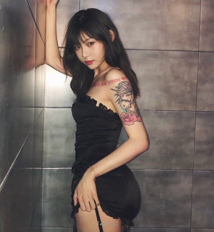 《痞幼600万粉丝：极大魅力的网红大咖，拍摄性感撩人、温柔甜美、清秀可人的私拍完整合集877P-500M》