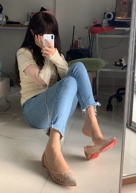 《无敌小姨妈：腿控足控精彩合集，室外刺激诱惑，让你无法抗拒！》