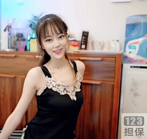 《安冉的秘密：抖音上的古风汉服、睡裙、红肚兜、浅旗袍、清凉蓝白纱衣，小兔尾COS、莉哥、韩安冉诱人拍摄作品》