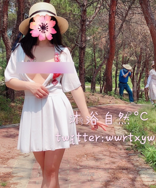 虎牙人气主播沐浴自然°C:淳朴野外脱光,激动合照精彩瞬间