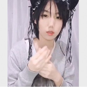 FL姬（韵韵）精致美貌：狐狸尾巴露脸中性妆蚌壳JK3.2G精品视频