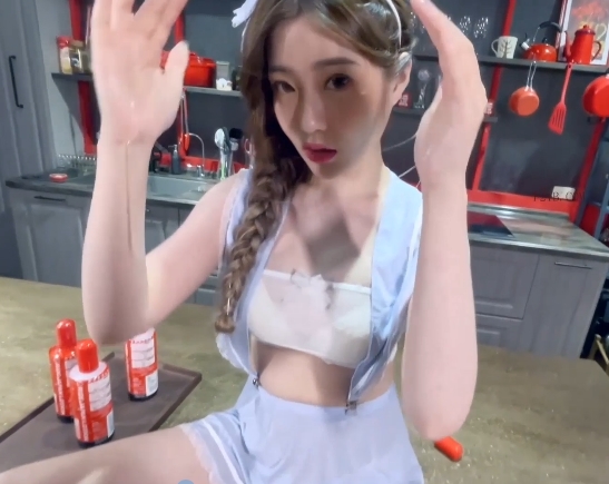 璃奈酱：令人震撼的女仆润滑套餐，上帝视角