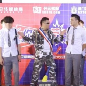 《你好同学合集8V6G》男女主红蓝队玩游戏惩罚解锁剧情，下载观看