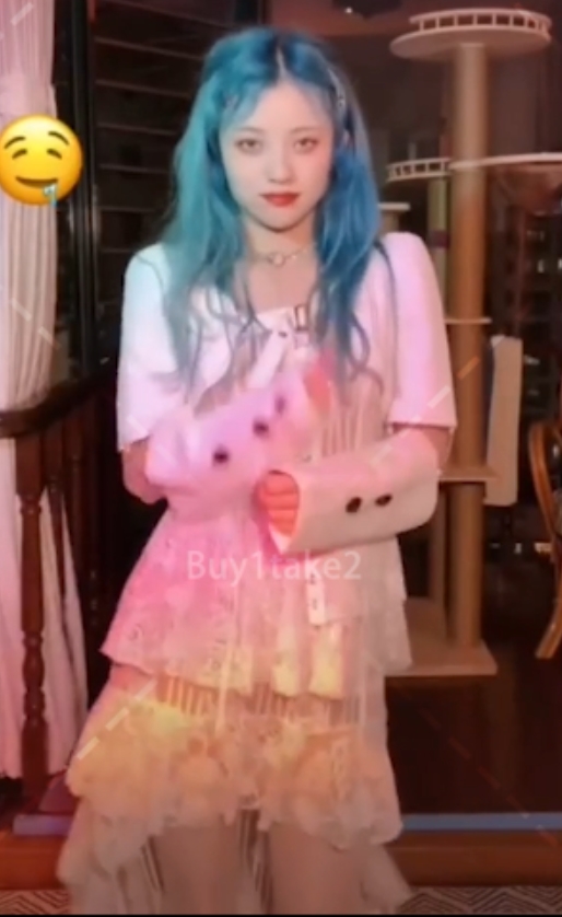 彩的视频,包含了大量的精彩表演和技巧展示。视频大小为1+1.86G,下载后解压即可观看。这位神秘的视频主角展现出了他高超的技艺和惊人的手腕灵活性,让人印象深刻。