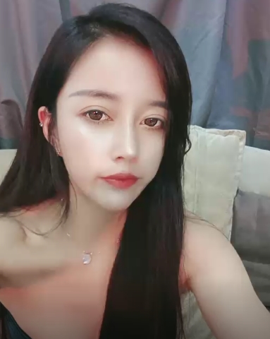 享受，更是一种情感的碰撞。观众们可以在她的直播中找到自己的欢乐和慰藉，同时也能感受到一种独特的亲近感。如果你也对这位虎牙主播感兴趣，不妨来看看这个最新定制合集，