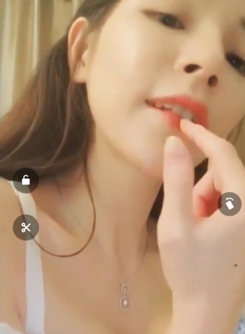 打造了一副白嫩的身材。她的直播风格有一定的尺度，但却不失绅士风范，让人看了心生向往。如果你也是喜欢这种类型的网红，那么不妨收藏一下哆啦的这些视频，让自己的生活更