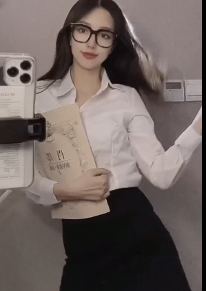 于此，我们为这部视频取名为优质女神反差婊：脚下小狗疯狂互动。