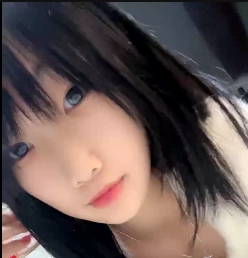 苗条妹妹80多斤粉嫩屁屁翘起，扒拉神秘处，飞机场特写