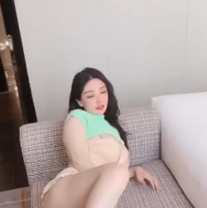 潘娇娇大罩杯秀资源8四人游，清晰弄净B区，放飞自我悄悄话