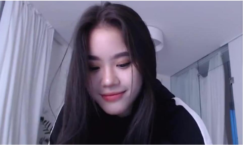 li_chang火爆可爱美女最新合集视频7V-1.27G国际CB站推人气