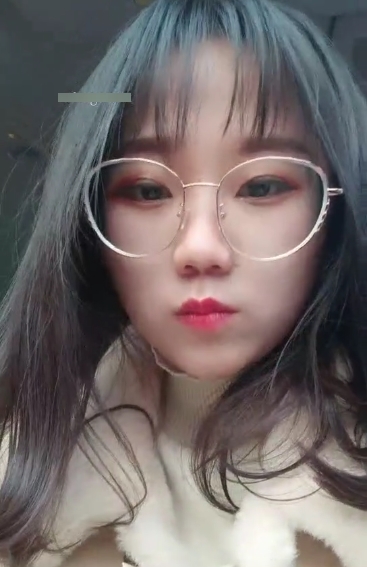 四眼美眉在公园与陌生人接触，百度云