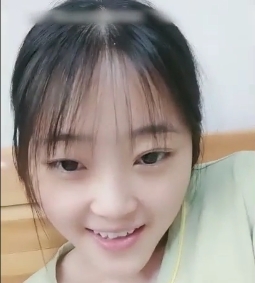 清纯甜美学生妹-学校女神,男友面前的小小狗