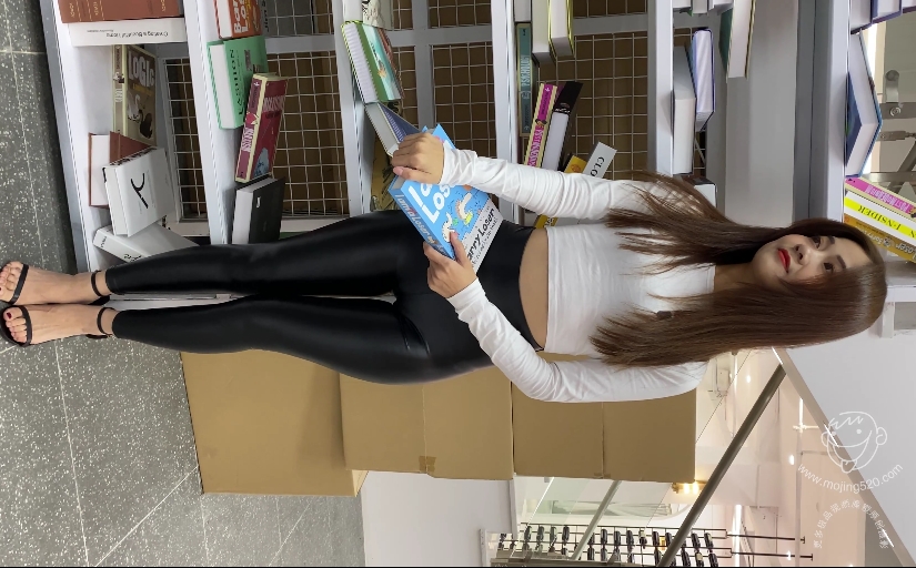 高跟皮裤美女长腿翘臀视频