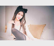 源纱希喵喵合集：网红微博萌妹子，拥有高颜值和猫耳娘cos风格的日本女孩。她的黑丝和绅士风格备受男士喜爱，封号后解封的资源更是备受收藏。