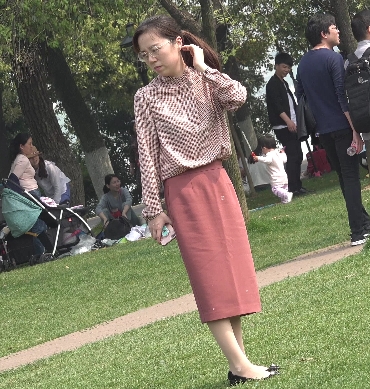 美腿街拍视频：17.93G丝袜风情