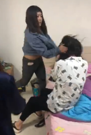 《女子报复男友劈腿捉奸:现场抓奸,家鱼水交融,威逼利诱,狗血津津》