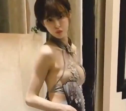 SWAG女星Cartiernn：颜值身材大长腿，棒棒糖技能满点！