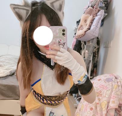 虾酱：COS烧气达人，写真脸似漏非漏，身材火辣诱人