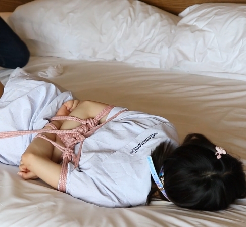 清纯妹子TK!白丝裸足蒙眼堵嘴驷马紧缚精彩瞬间