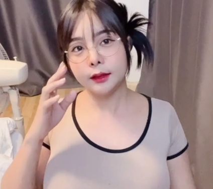 丰满TS日本网红Yoshithunchanok23V-2G精彩视频片段及图片合集，性感迷人的外表、智慧的气质，令人叹为观止！