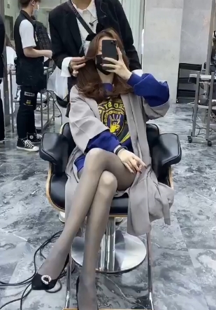 斗鱼网红超人气模特逗本逗鸭私拍合集:百度云上曝光,高颜值身材高挑翘臀美腿黑丝,让人叹为观止!