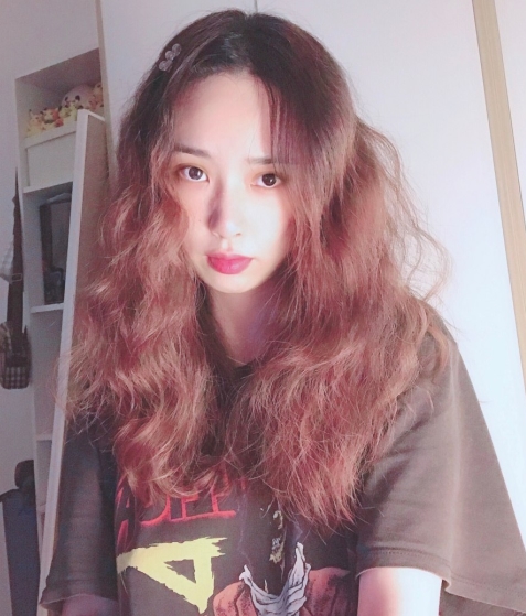 网红{{网红名字}}私密资源：高颜值美图短视频珍贵合集，来自{{杜撰地名}}的{{杜撰职业}}的海滩、游泳池私密照片，让你感受到爱情的美好。