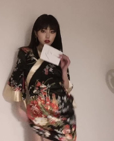 抖音网红绝绝子Lisa新热舞：有声30万粉带来挑战，40万点赞赞叹不已