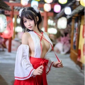 COSER@抱走莫子：高贵巨熊御姐，身材性感火辣，吸精能手，福利视频游戏环节！