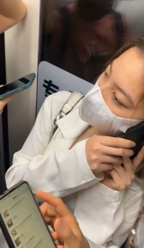 地铁内近距离悄悄俯拍+带你看各款内衣,简直美翻了!