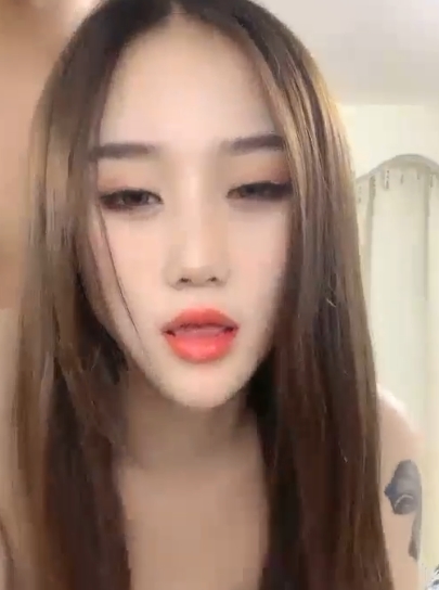 风格的丝袜搭配，展现了不同的美感。她的视频不仅仅是单纯的表演，更是一种艺术的表达。安然的作品让人感受到了时尚的魅力，让人对丝袜这一单品有了全新的认识。348v2