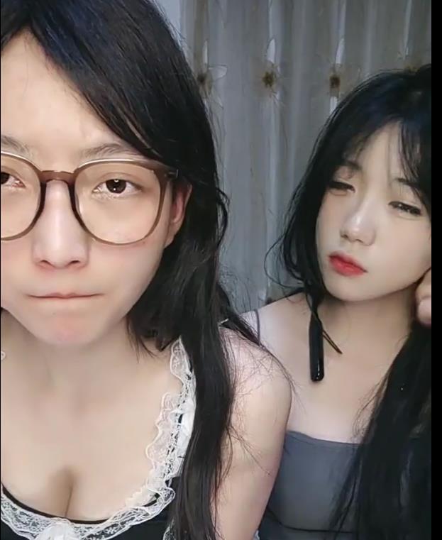 仙女落泪：06年小甜甜自拍4V视频首播，身材优质4.4G大小