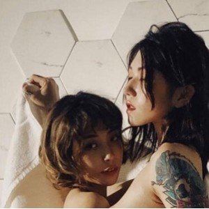 2G，散播着她的超人气和霸气风格，让你感释嫔熟女人的魅力。