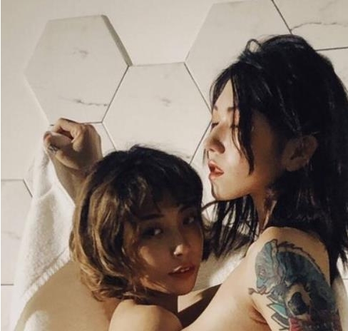 2G，散播着她的超人气和霸气风格，让你感释嫔熟女人的魅力。