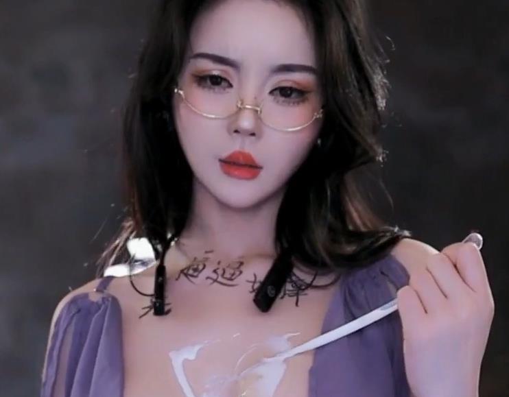 白色风格姬美女自拍视频大放送，完整版15分钟+9分钟，创可贴弄鲍道具秀不明液体表情全收录！万元定制温凉体验，绝对让你欲罢不能！