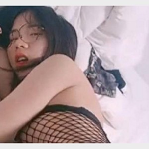 可爱小姐姐穿着诱人黑丝网袜的视频