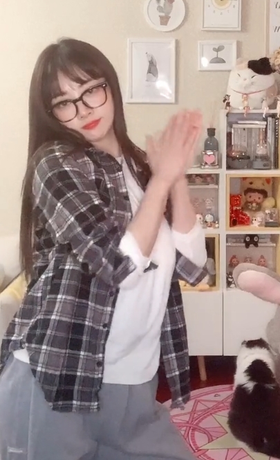 甜小乜：90个视频，524M，抖音网红舞蹈模特