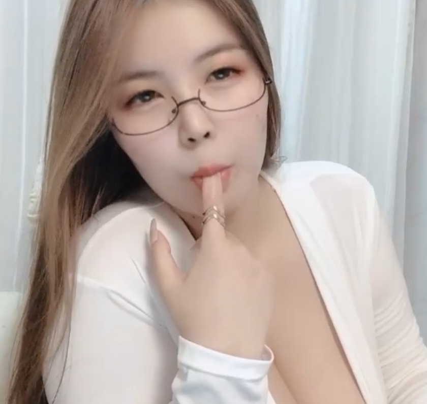 国人主播Yana_CC在Stripchat平台直播，画质超清，表演节目为跳大摆锤，视频大小为27.5克，可通过百度盘观看。